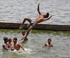 1,100 Dead and Counting as Heatwave Sweeps India; Record-Breaking Temperatures Melting Roads