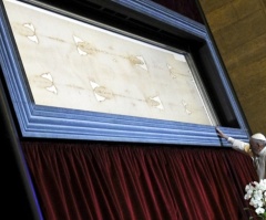 Pope Francis Prays Before Shroud of Turin; Calls Disputed Burial Cloth of Jesus 'Icon of Love'