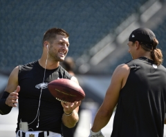 Tim Tebow Greeted With Standing Ovation in His First NFL Game in Nearly Two Years; Runs for Touchdown