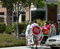 Planned Parenthood Protesters Attacked With Comet Cleaner Outside Portland Abortion Clinic