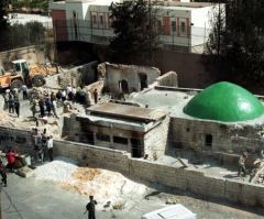 Hundreds of Palestinian Rioters Torch Biblical Patriarch Joseph's Tomb in West Bank