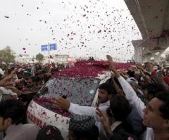 Pakistani Muslims Cheer Executed Murderer of Salman Taseer Who Aimed to Abolish Blasphemy Laws