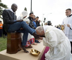 Pope Francis Washes, Kisses Feet of Muslim Refugees on Easter, Says All People Are 'Children of Same God'