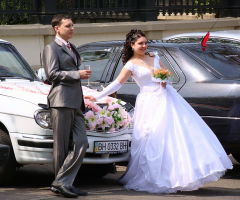 Bigger Weddings, Fewer Sexual Partners Linked to Better Marriages, Says Study