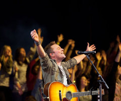 Chris Tomlin Highlights Miracles and Answered Prayers in 'Jesus Stories' (Video)