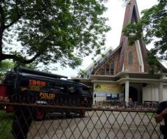 ISIS Suicide Bomber Tries to Kill Priest With Axe, Blow Up Hundreds of Christians at Indonesian Church