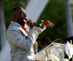 Jamal Bryant's AME Church Joins Colin Kaepernick's Protest by Sitting During National Anthem