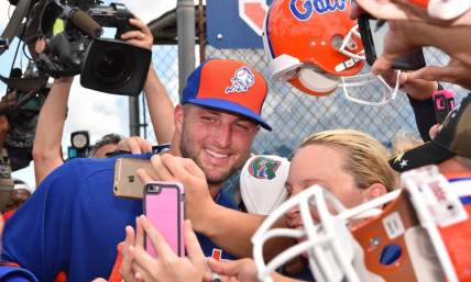 Tim Tebow Disagrees With Controversial Colin Kaepernick's Fidel Castro Comments