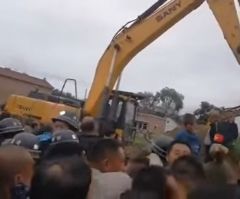 'Jesus Save Me!' Chinese Christians Shout as They Try to Save Church From Bulldozers (Video)