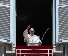 Indian Priest Bows at Pope Francis' Feet, Says of ISIS Kidnapping: 'Jesus Loves Us'