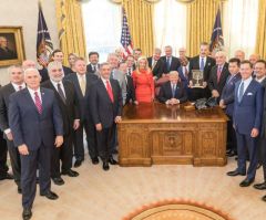 Evangelical Leaders Pray With Trump in Oval Office, Present Him 'Friends of Zion' Award