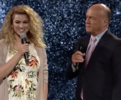 Pastor Greg Laurie Asks Pop Star Tori Kelly to Share About Jesus After Singing at Harvest