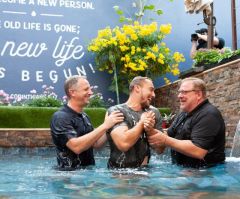 Rick Warren's Saddleback Church Becomes First in US to Baptize 50,000 People; Pastor Hails 'Miracle'