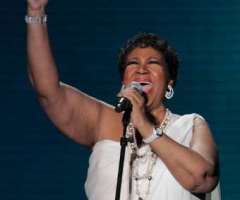 Aretha Franklin Falls 'Gravely Ill,' Family Asks for Prayer