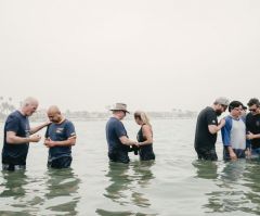 Greg Laurie Leads 'Jesus Revolution Style' Baptism at California Beach; Over 550 Baptized