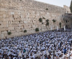 Jews flock to Temple Mount for Jerusalem Day, despite Arabs riots