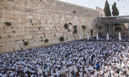 Jews flock to Temple Mount for Jerusalem Day, despite Arabs riots