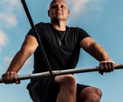 After harrowing fall, Christian daredevil Nik Wallenda to walk tightrope in faith over Times Square with sister