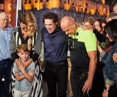 With prayer and hymns Nik Wallenda, sister Lijana complete tightrope walk over Times Square