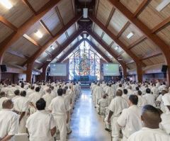 Robert Morris preaches at Texas' largest prison: 'God is not mad at you'