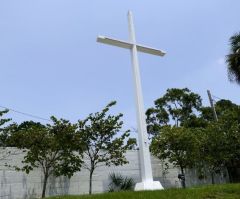 Cross can stay at Florida public park, circuit court panel rules