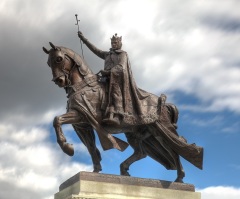 Archdiocese defends statue of Saint Louis IX after praying Catholics clash with protesters