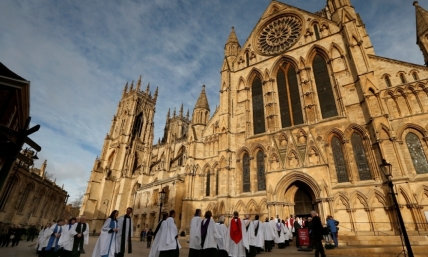 CofE officials investigate clergyman's tweet blasting nationwide clap for Captain Sir Tom Moore 