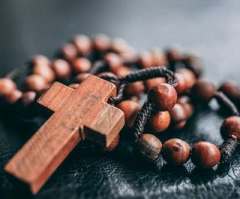 Sister Jean prays before Loyola upsets top seed