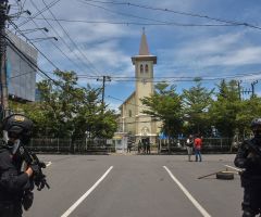 Palm Sunday suicide bombing injures worshipers at Indonesian cathedral 