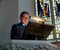 CofE vicar faces firing for hugging parishioner at funeral, going maskless to sing last verse of hymn