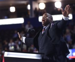 Pro-Trump Pastor Mark Burns announces run for Congress