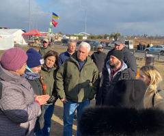 Mike Pence travels to Ukraine border, assures refugees that Americans are standing with them in prayer