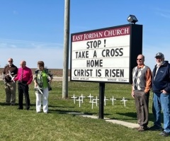 Illinois church makes over 700 crosses to show support for Ukraine: 'God will help them'