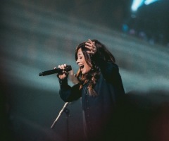 Kari Jobe says getting alone with God helps fight the ‘noise of the world,’ talks power of worship