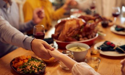 10 ways to practice gratitude with your family this Thanksgiving