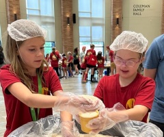 Kids at Texas church pack 9,000 meals for the needy for Vacation Bible School project 