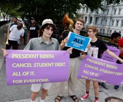 Supreme Court strikes down Biden student loan debt forgiveness plan 