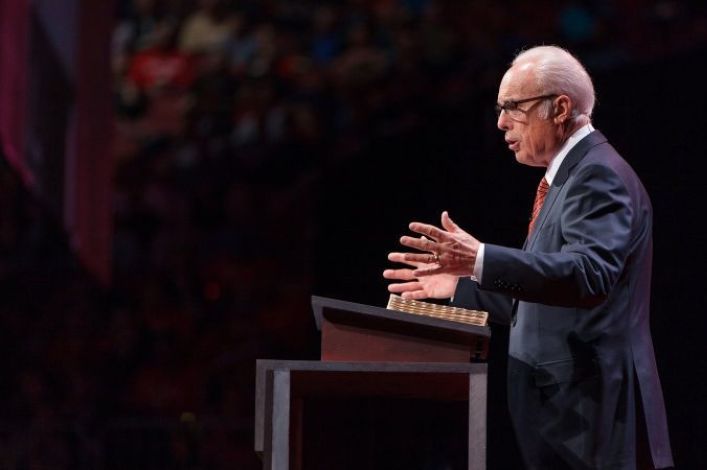 John MacArthur on Kamala Harris rallies after VP response to Christian protesters: 'Jesus isn't there'