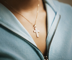 Pastor lauds students fighting cross necklace ban as Christian symbol deemed ‘offensive’