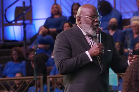 TD Jakes suffers ‘slight health incident’ during Sunday sermon after praying Psalm 19:14