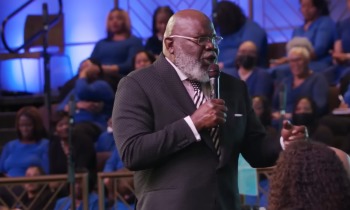 TD Jakes suffers ‘slight health incident’ during Sunday sermon after praying Psalm 19:14