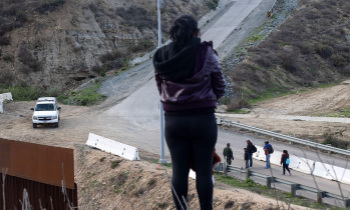 Shocking video shows 2-year-old girl alone at border as illegal immigration concerns persist