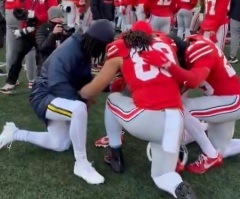 Michigan, Ohio State players huddle in prayer as postgame fight breaks out