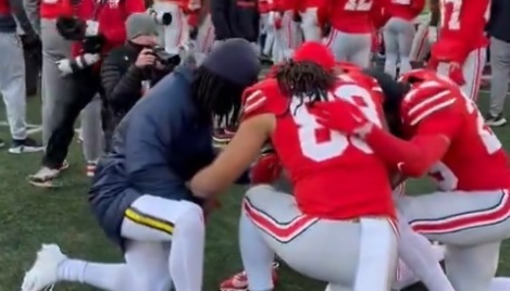 Michigan, Ohio State players huddle in prayer as postgame fight breaks out