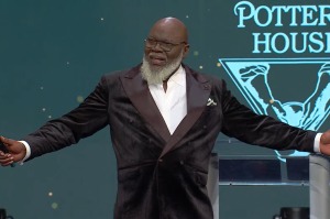 TD Jakes reveals he almost died in emotional return to pulpit after surgery