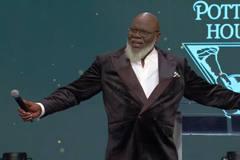 TD Jakes reveals he almost died in emotional return to pulpit after surgery