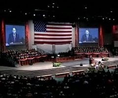 Huckabee, Thousands Pay Tribute to War Dead