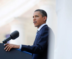 Obama Pays Memorial Day Tribute to Fallen American Heroes at National Cemetery