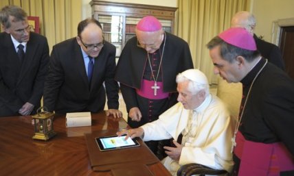 Pope Benedict Sends First Tweet on iPad