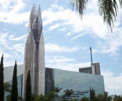 Retailer Posts $47.5-M Bid For Crystal Cathedral; Donates to Warren's Church